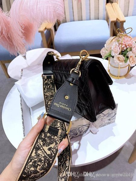

2020 ВЫСОКОГО КАЧЕСТВО FASHION ЖЕНЩИНА СУМКИ ЖЕНСКОГО ДИЗАЙН SOLID COLOR АЛФАВИТ ВЫШИВКА БРАСЛЕТ КОШЕЛЕК КОЖА ЦЕПЬ BAG Crossbody СУМКА A502