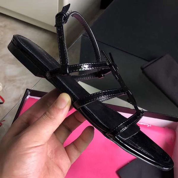 

2019 luxury de igner flat andal metal trip black patent leather women tribute real leather letter andal original quality