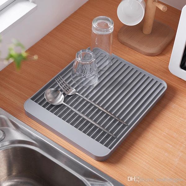 

the cup drips water tray home uses the cup to receive to put the cup to receive wineglass glass