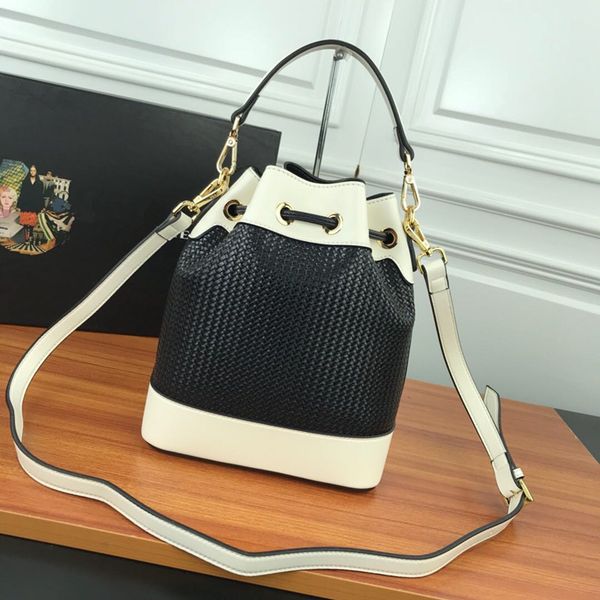 

cowhide braid, there are two kinds of shoulder straps, handheld, oblique straddle, modeling fashion trend