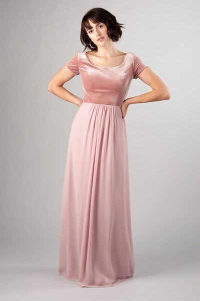 2019 Errötendes rosa Samt-Chiffon-langes, schlichtes Brautjungfernkleid mit kurzen Ärmeln, U-Ausschnitt, bodenlanges Damen-Hochzeitskleid