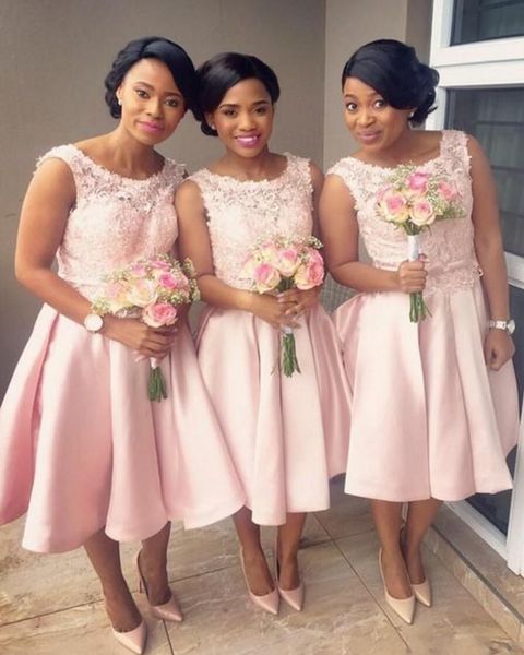 Moderne erröten rosa kurze Brautjungfernkleider, A-Linie, appliziert, Juwelenhals, Satin, knielang, Brautjungfernkleid, Hochzeitsgastkleid