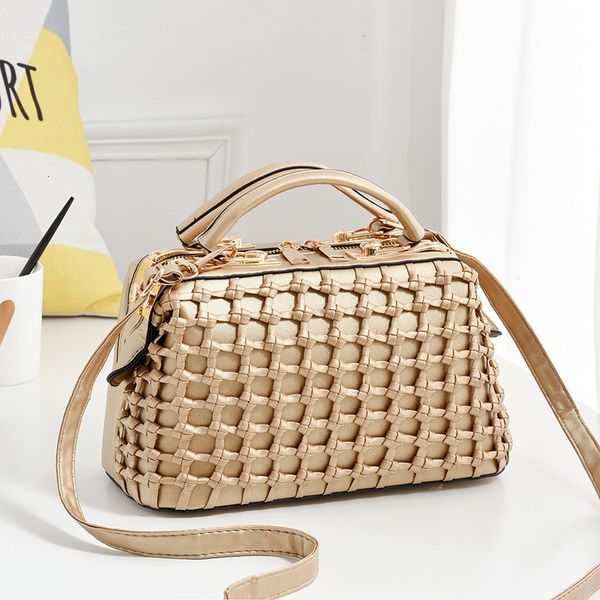 

2019 season women's handbag tide solid color steel clip woman package
