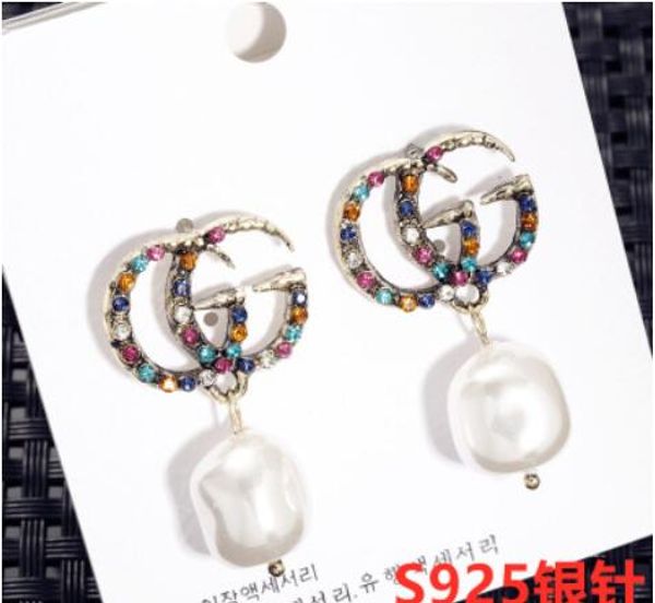 

2019 fashion designer earrings gold plated luxury ear studs v stamp stainless steel earrings for women wholesale4, White