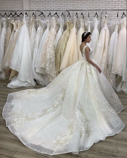 

2019 luxury lace appliqued ball gown princess wedding dress vintage v neck sweep train plus size arabic dubai bridal gown, White