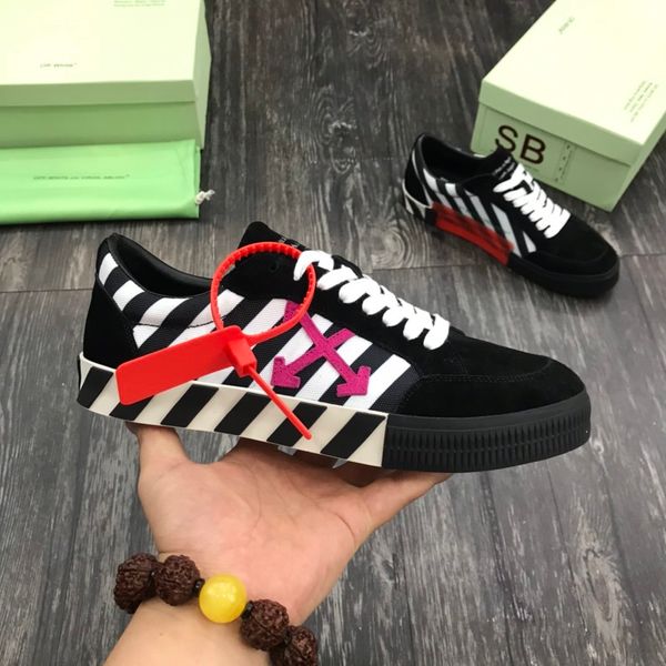 

low vulcanized sneakers .lilac arrows embroidered at side.black white diagonals rubber sole speed coach designer men luxury casual shoes f7