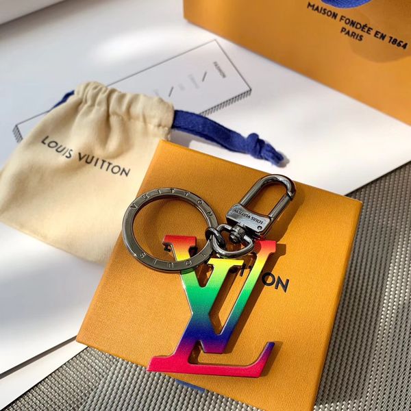 

2020 sell charm6 new arrival fine fashion accessories stainless steel keychains with v letter, Slivery;golden