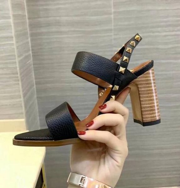 [Boîte d'origine] Été New Luxuy Womens High Chunky Heels 8.5cm Sandales décontractées Lichee Pattern Cow Leather Rivet Sexy Girl Ladies Shoes 35-39