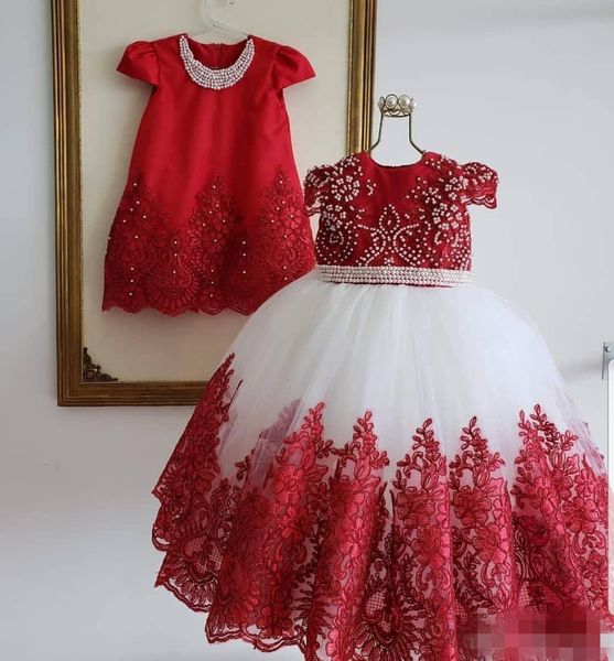 2020 Red White Flower Girls 'Vestidos Frisados ​​Pérolas Curto Cap Sleeves Lace Applique Jewel Neck Miúdos Princesa Festa de Aniversário Vestido de Bola