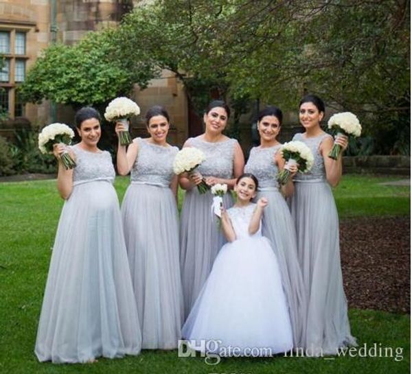 2019 Grigio Nuovo Lungo Abito da damigella d'onore incinta Corpetto di pizzo Estate Giardino di campagna Festa di nozze Ospite Abito da damigella d'onore Plus Size Custom Made