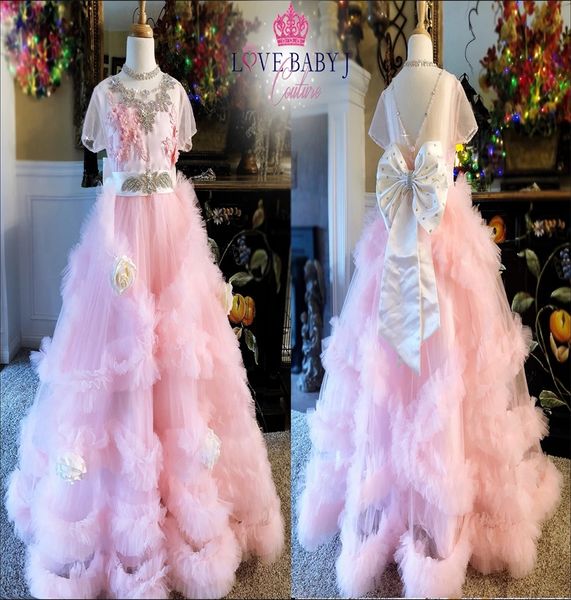 2020 Bonito Flor Rosa Meninas Vestidos Big Bow Jóia Pescoço Sheer Appliqued Lace Cristal Lantejoulas Meninas Pageant Dress Ruffle Meninas Crianças Formal Vestuário