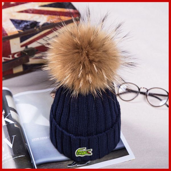 

noble winter вязаные real fur hat женщины сгущаться шапочки с real raccoon fur помпонами warm caps snapback помпоном шапочку шляпы, Blue;gray