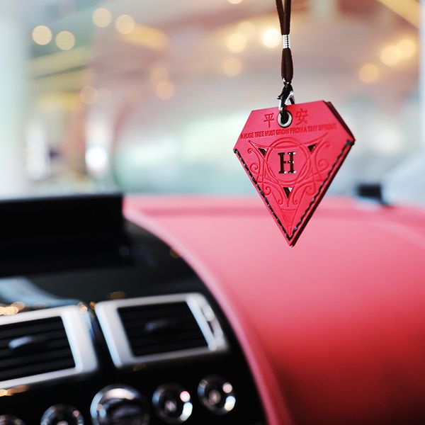 

1pcs triangle peace bag leather view mirror hangers vintage car pendant interior decoration auto accessories