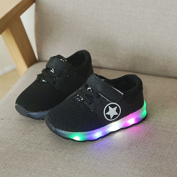 Tênis infantil respirável europeu para todas as estações 2018 vendas quentes sapatos infantis legais moda casual sapatos femininos iluminados para meninos