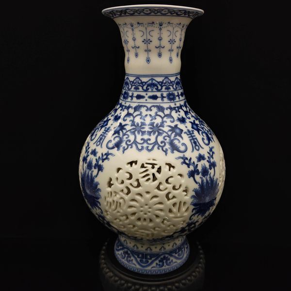 

китайский jingdezhen белый синий фарфор ручной росписью полые резные vase