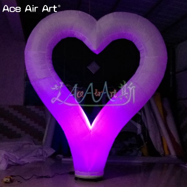 Valentin di colore bianco ha portato la decorazione a terra gonfiabile a forma di cuore a forma di cuore che illumina l'arredamento di nozze con faretto e ventola di base