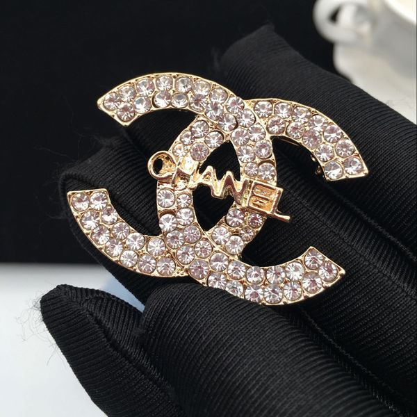

Famou de igner brooche cry tal rhine tone letter brooch pin cor age luxury brooche women fa hion jewelry co tume decoration promotion