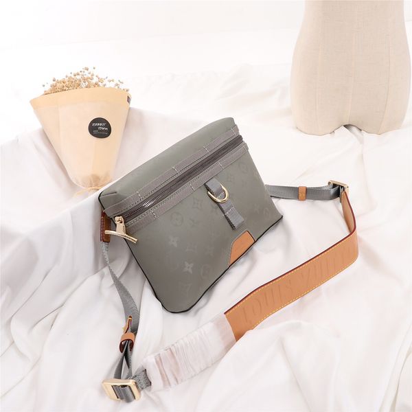 

Cla ic color brwon letter logo leather women handbag fa hion men leather houler bag m43889 26 18 4