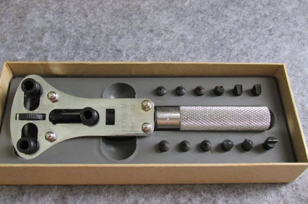 

Набор высококачественных универсальных аксессуаров для ремонта часов с 3-мя когт