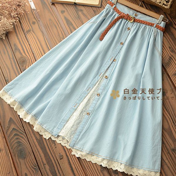 

women's short denim skirt is a woman wearing a light blue belt, half legs of which are u157 high, Black;gray