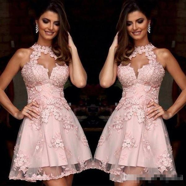 2019 Encantador Cocktail Vestidos de Noite Ilusão Alta Neck Blush Rosa Lace Homecoming Vestidos Sheer Neck Curto Prom Vestidos de Festa Sem Mangas