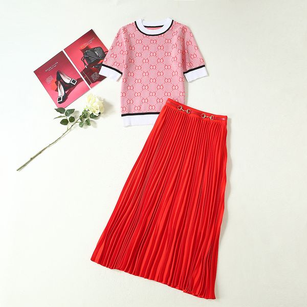 

autumn 2019 new european and american women's wear knit sweaters with five-minute sleeves pleated red skirt fashion suits, White