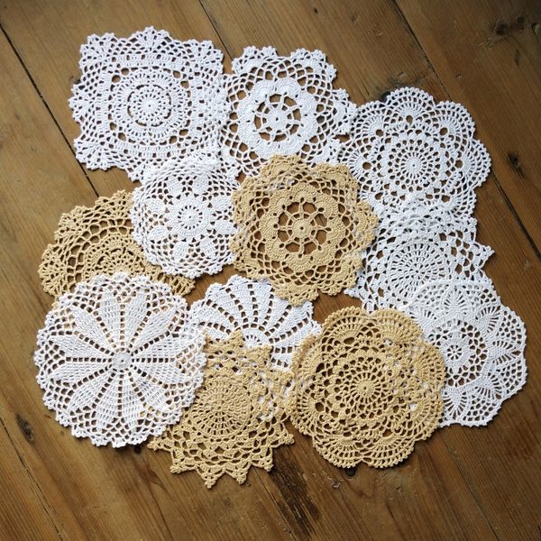 Tasarım başına 12 kişi 1 adet 1 adet güzel mutlu çiçek tığ işi yuvarlak Doilies -Çap 6-7 -8 -9 el yapımı tab2417