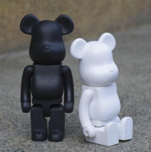 Giochi popolari 28CM 400% The Bearbrick PVC Evade colla Figure di orso nero e orso bianco Giocattolo per collezionisti Bearbrick Art Work decorazioni modello