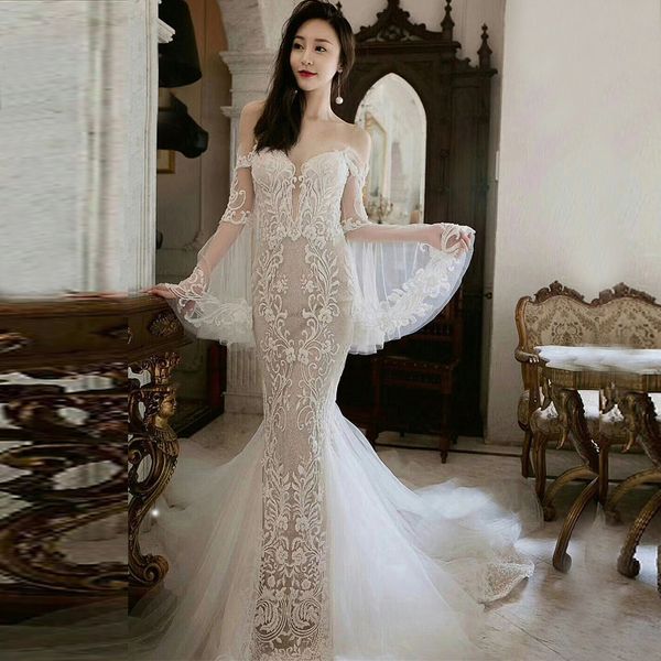 Elegantes chinesisches Hochzeitskleid, transparente Glockenärmel, schulterfrei, bezaubernde Spitze, weicher Tüll, Meerjungfrau-Brautkleid
