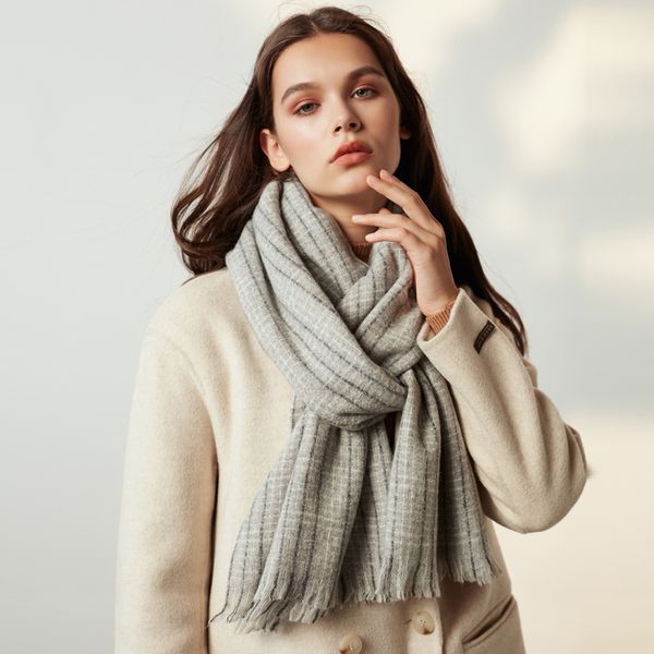 Commercio all'ingrosso--sciarpe di lana autunno e inverno firmate di qualità da donna aumentano lo scialle a quadri semplice selvaggio a strisce di moda a sezione sottile