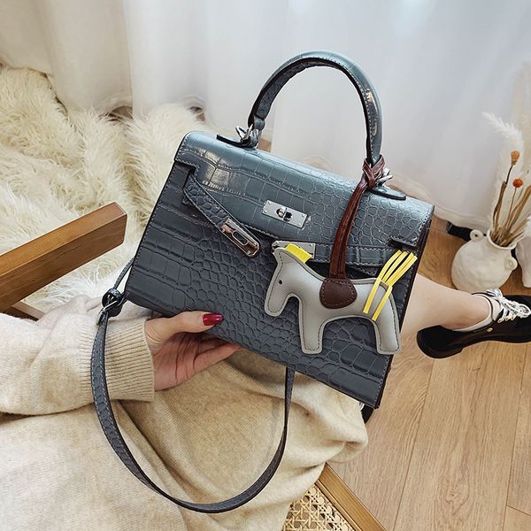 

2020 new designer handbag lock luxury fashion portable female bag designer shoulder diagonal pendant handbag