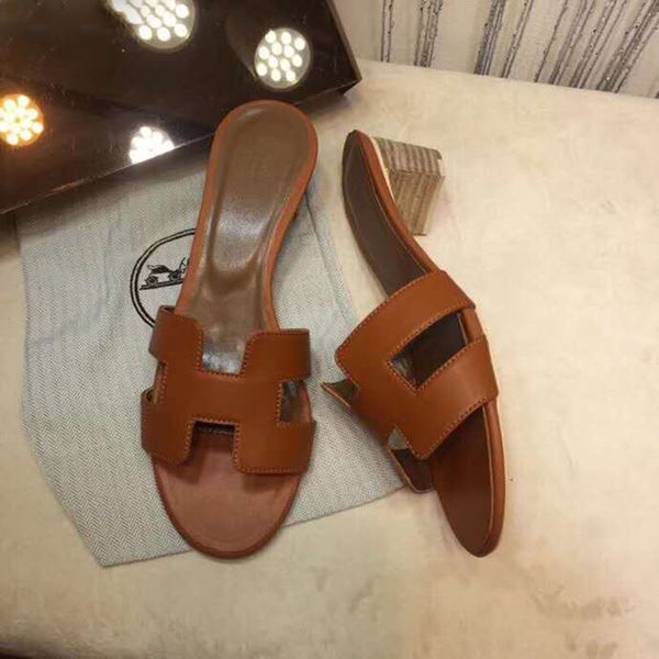 

Люксовые брендовые женские сандалии из кожи на плоской подошве с удобной квартир