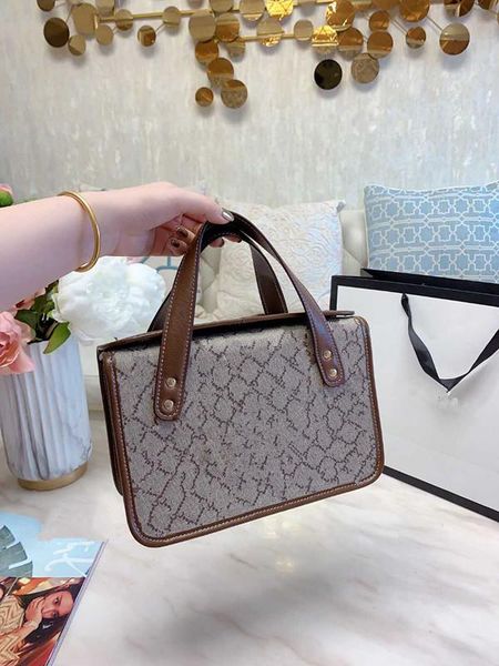 

spring and summer 2020 new designer design high-end handbag retro shoulder bag