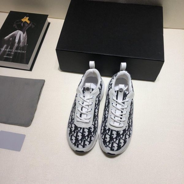 

2020 fashion rocksand matte leather lace-up shoes are smooth, and the minimalist upper is characteristic of these leather lace-up shoes and1