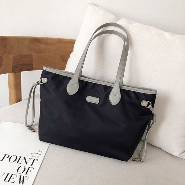 

2019 new tide handbag one-shoulder slash bag middle-aged woman