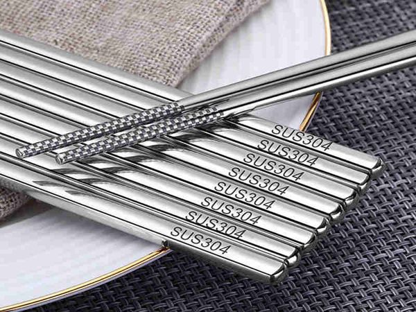 Aço inoxidável 100pair Chopsticks Non-Slip reutilizável metal Chopstick por Sushi Hashi Food cola o logotipo do laser Kitchen ferramenta gratuita