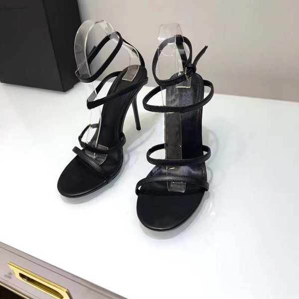 Maßgeschneiderte hochwertige Sandalen aus Wildleder im Inneren, Luxus-Designer-Metallstreifen, schwarze Lackleder-Pumps mit Thrill-Absatz, Damen-Tribute-Ledersandalen.