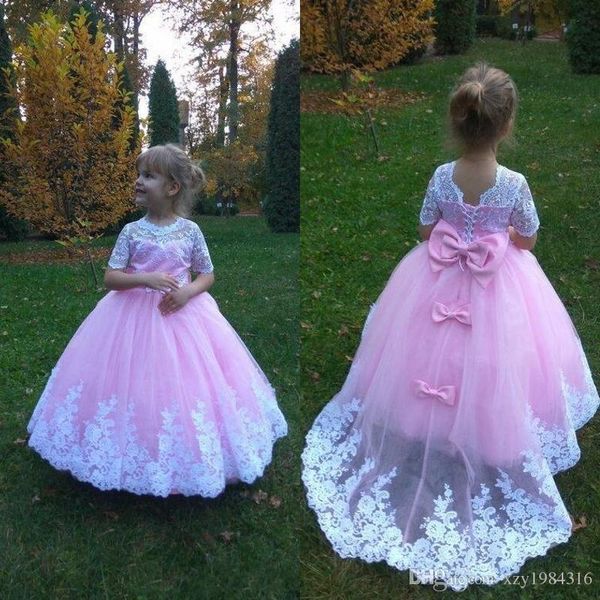 Schönheit Blumenmädchenkleider mit kurzen Ärmeln SpitzeAppliques Bogen Kleines Mädchen Brautkleider Günstige Kinder Pageant Communion Kleider