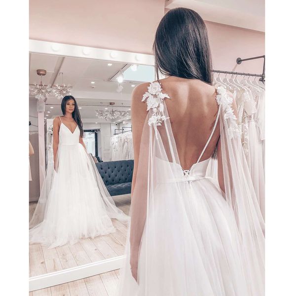 Abiti da sposa gotici con applicazioni floreali 3D Spaghetti con scollo a V Cinghie Tulle Vita impero A-line Abito da sposa da spiaggia Abiti da festa lunghi