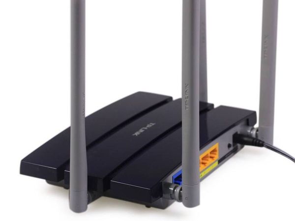 

used,tp-link tl-wdr3320 600m 2.4/5ghz dual band wireless network router 4 antenna(not full new,have scratch