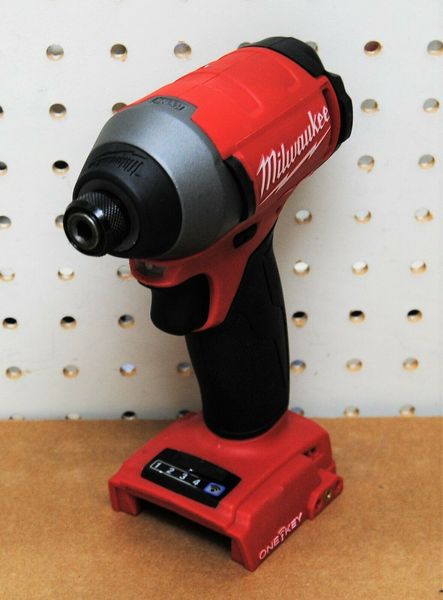 

2757-20 Милуоки 1/4 "шестигранный ударный драйвер (только для голого инструмента)