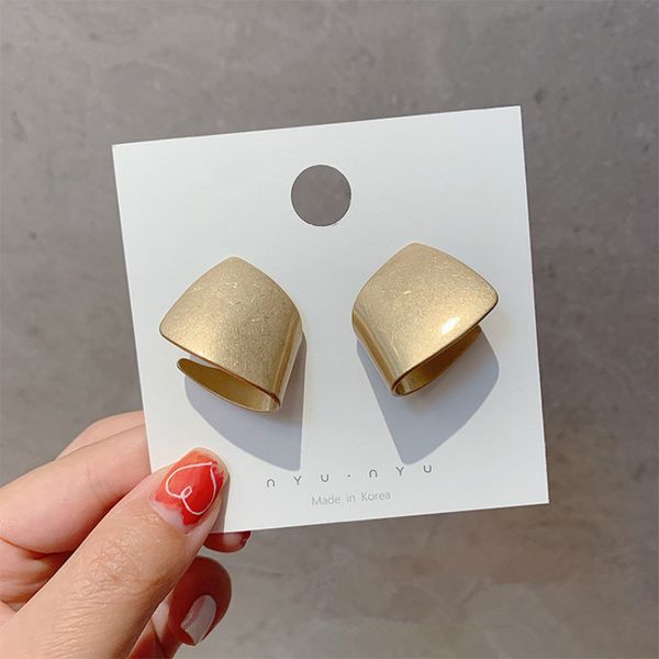 

2020 new arrival geometric metal women classic stud earrings advanced sense earrings minority simple jewelry, Golden;silver