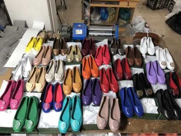 

Tb de igner brand luxury women ca ual heep kin leather hoe tory b comfort lip on round toe flat rubber ole ummer beach hipping