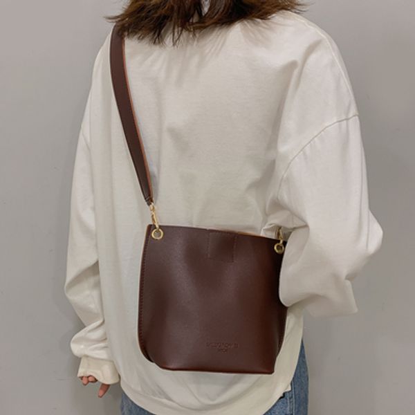 

web celebrity fashion chic small bag female 2020 new style cross-body superior sense of foreign style all-in ins student bucket