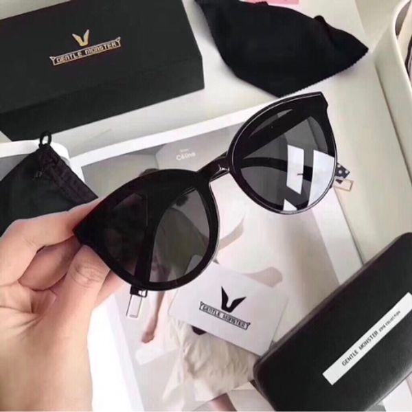 

2020 new sunglasses female sunglasses female personality round face uv protection a full set of packaging with box, White;black