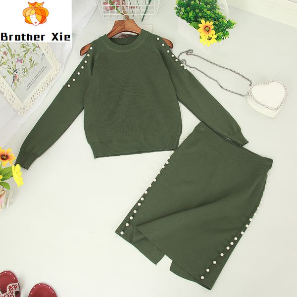 

2020 new new elegant knitted sweater 2 piece set women pearl decorate off shoulder and split knitted skirt suit set, White