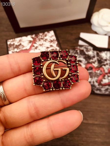 

2020 retro nostalgic color diamond letter brooch simple and elegant temperament brass 1: 1, Gray