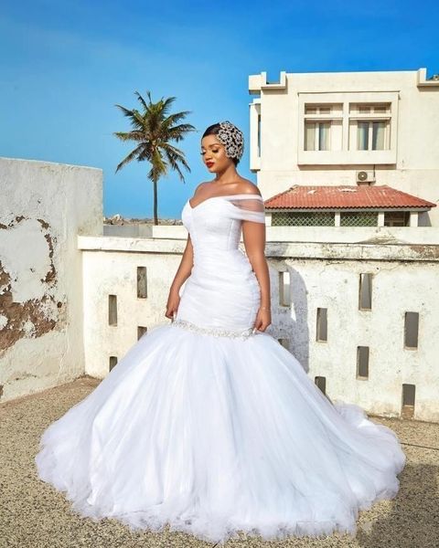2020 Neue sexy Meerjungfrau-Hochzeitskleider in Übergröße, afrikanisch, eine Schulter, gerafft, Perlen, sexy, offener Rücken mit Knopf, Sweep-Zug, Braut-G243x