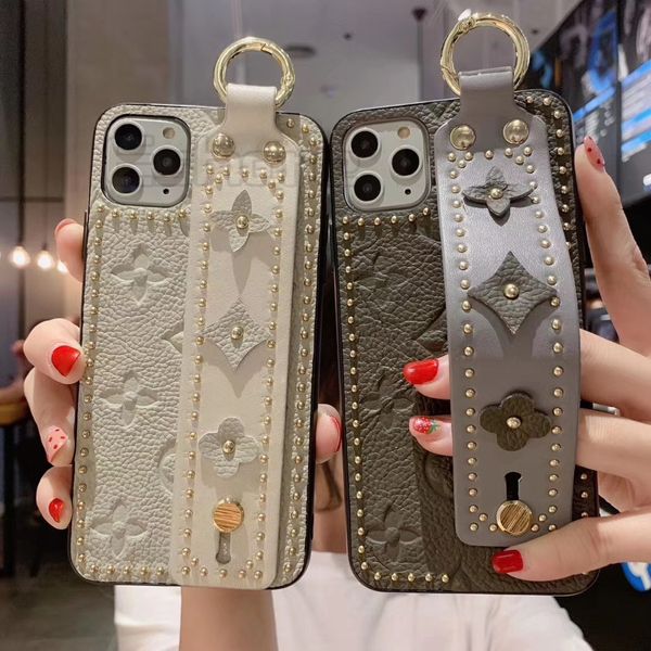 

Fa hion rivet finger trap band phone ca e for iphone 11 pro 11pro x x max xr 8 8plu 7 7plu 6 6 plu leather 3d flower back cover