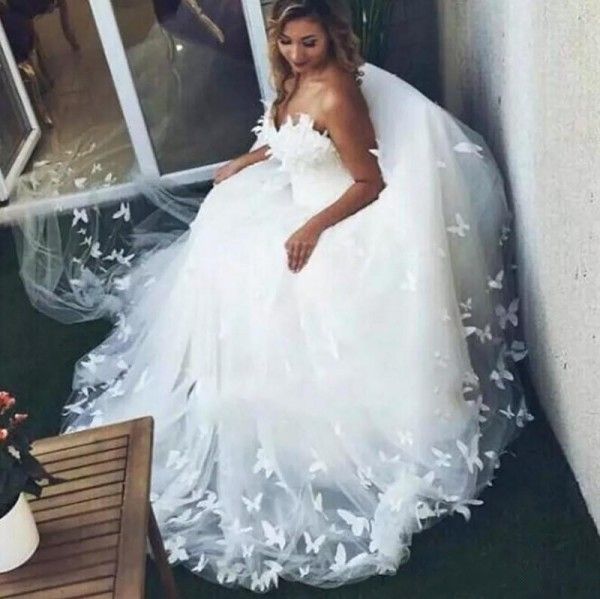 Primavera 2020 Splendido abito da ballo Abiti da sposa Modelli Scollo a cuore Appliques di farfalle pesanti Abiti da sposa in tulle bianco all'ingrosso